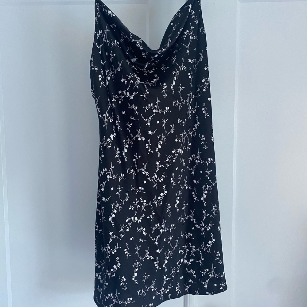 Uo Mallory Cowl Neck Slip Dress in Black WITH WHITE FLOWERS,Urban Outfitters - Picture 5 of 9